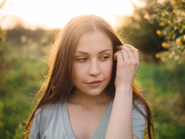 Young Woman Posing Outdoor Sunset — стоковое фото