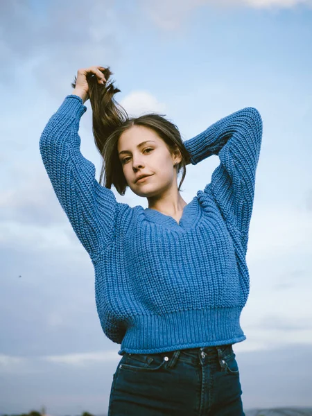 Νεαρή Γυναίκα Παίζει Μαλλιά Της Εξωτερικά — Φωτογραφία Αρχείου