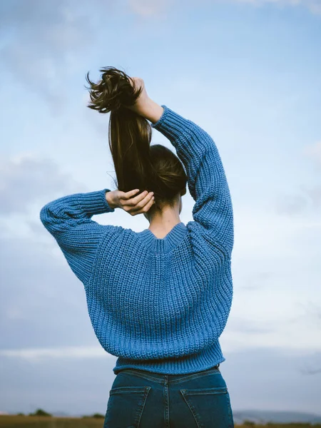 Genç Bir Kadın Dışarıda Saçlarıyla Oynuyor — Stok fotoğraf
