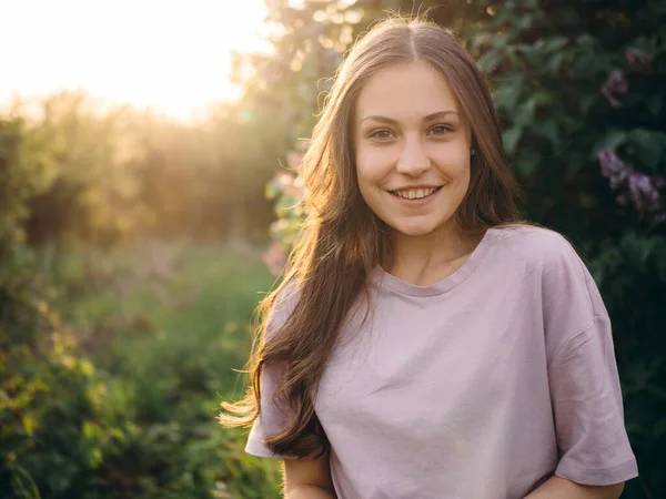 Happy Tersenyum Gadis Muda Luar Ruangan Stok Lukisan  