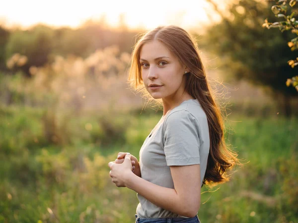 Young Woman Posing Outdoor Sunset Stok Foto