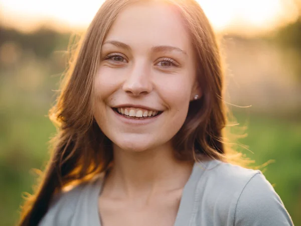 Happy Smiling Young Girl Outdoor Stok Gambar