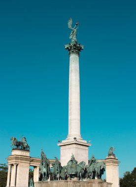 Macar kralları için adanmış bir kare.