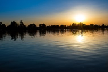 Tuna Nehri üzerindeki günbatımı