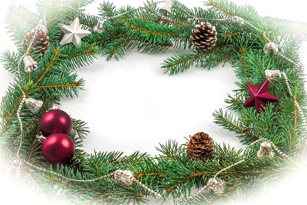Rami di pino con ornamenti natalizi su bianco — Foto Stock