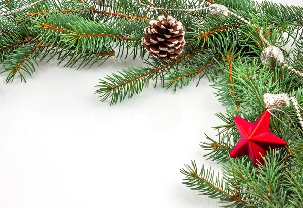 Branches de pin avec des ornements de Noël sur blanc — Photo