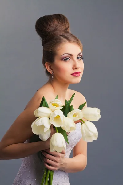 Schöne Braut mit Tulpen — Stockfoto