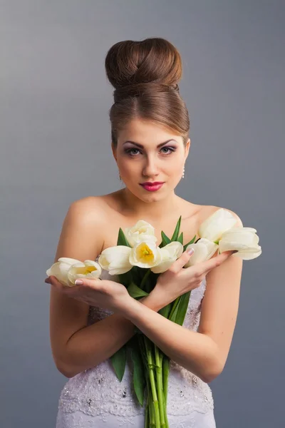 Schöne Braut mit Tulpen — Stockfoto