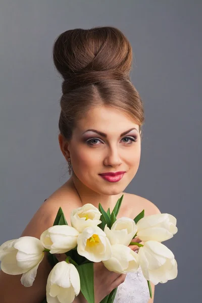 Schöne Braut mit Tulpen — Stockfoto