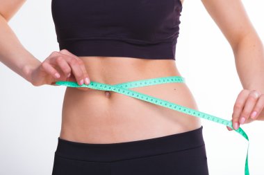 kusursuz bir beden ile seksi genç kadının orta bölümü