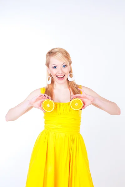 Mujer con naranjas — Foto de Stock