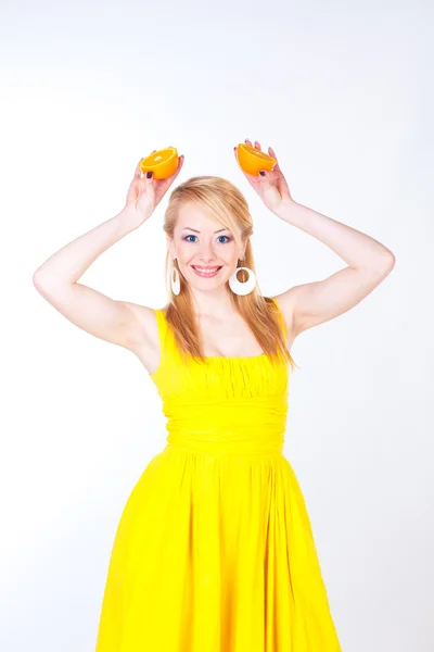 Nainen appelsiinien kanssa — kuvapankkivalokuva