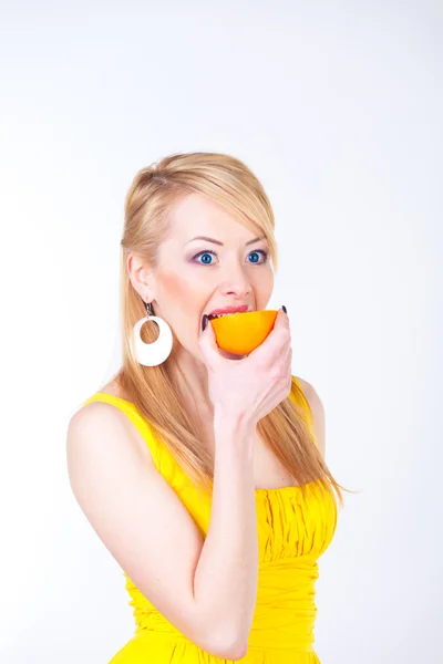Frau mit Orangen — Stockfoto