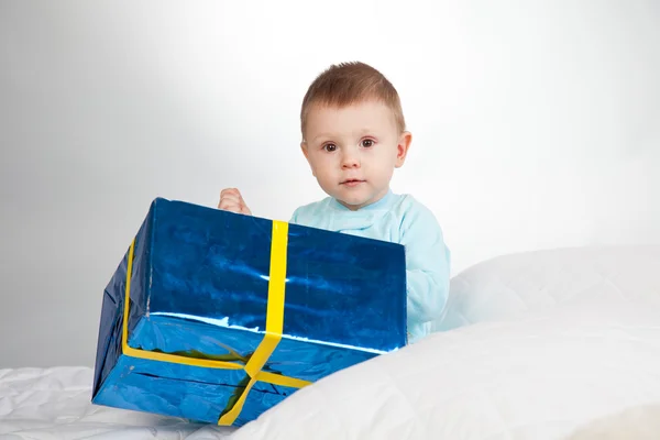 Dziecko. mały chłopiec dziecko z prezentem — Zdjęcie stockowe