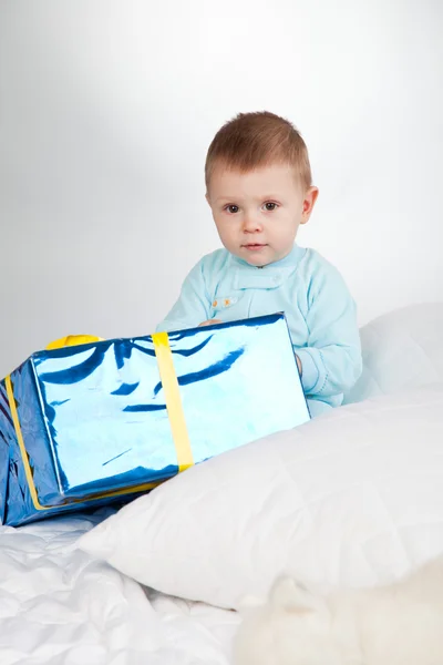 Bambina. bambino con regalo — Foto Stock