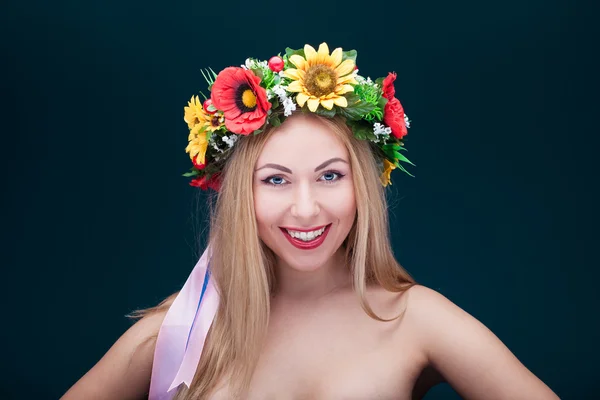 Retrato de bela mulher sorridente com coroa de flores na cabeça — Fotografia de Stock