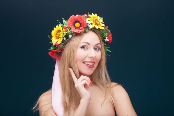 Retrato de bela mulher sorridente com coroa de flores na cabeça — Fotografia de Stock