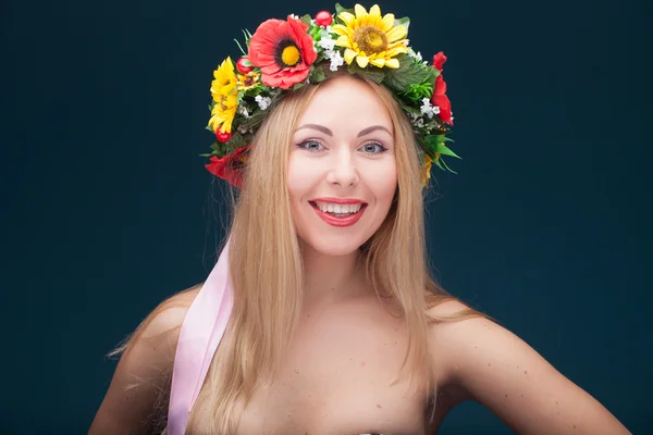 Ritratto di bella donna sorridente con corona di fiori sulla testa — Foto Stock