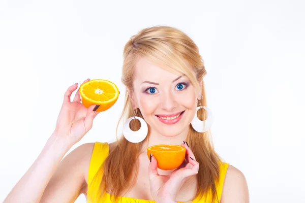 Frau mit Orangen — Stockfoto