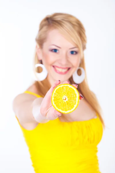 Kvinna med apelsiner — Stockfoto
