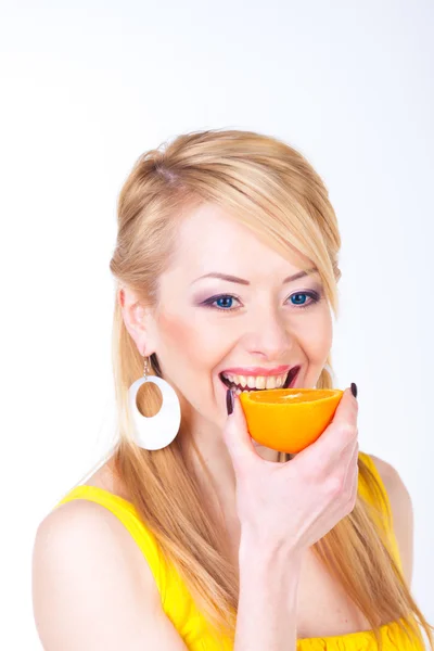 Жінка з апельсинами — стокове фото