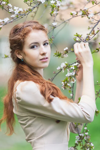 Frau im Frühling — Stockfoto