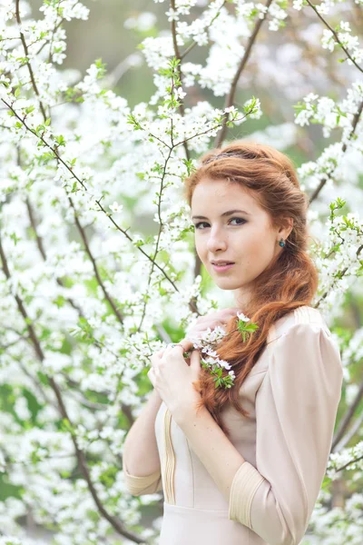 Mulher na primavera — Fotografia de Stock