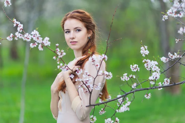 Donna in primavera — Foto Stock
