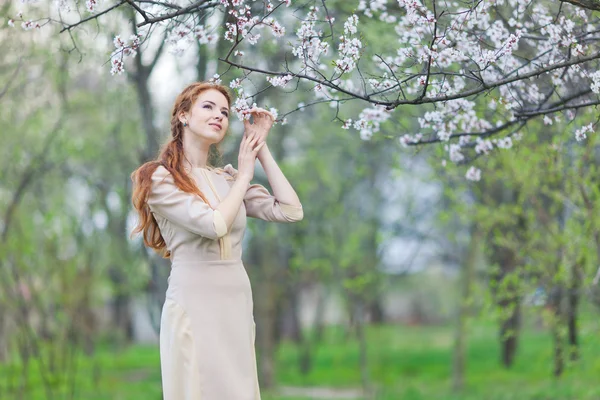 Frau im Frühling — Stockfoto