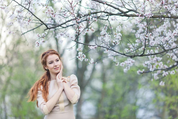 Vrouw in het voorjaar van — Stockfoto