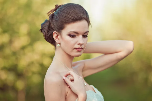 Portrait d'une belle mariée brune — Photo