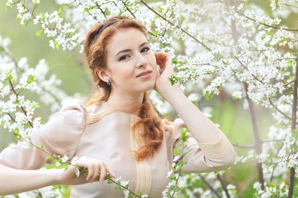 Mulher na primavera — Fotografia de Stock