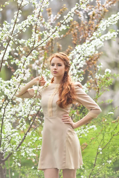 Frau im Frühling — Stockfoto