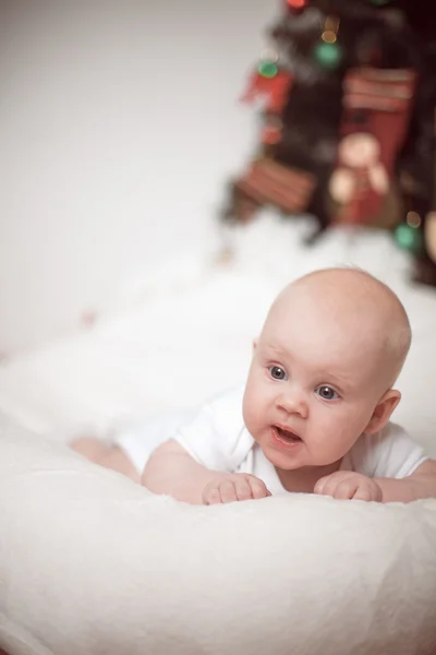 Małe dziecko leżące w domu w Boże Narodzenie wnętrza — Zdjęcie stockowe