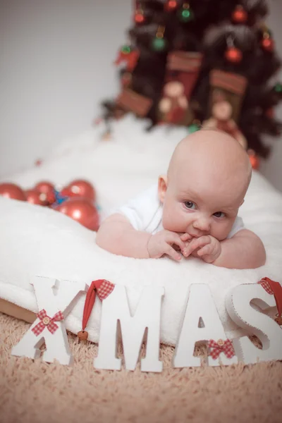 Pequeño bebé acostado en casa en el interior de Navidad —  Fotos de Stock