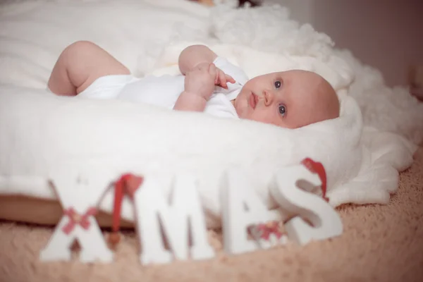 Pequeno bebê deitado em casa no interior do Natal — Fotografia de Stock