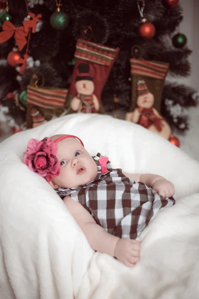 Kleine baby liggend thuis in Kerstmis interieur — Stockfoto