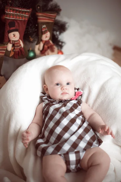 크리스마스 인테리어에 집에서 누워 작은 아기 — 스톡 사진