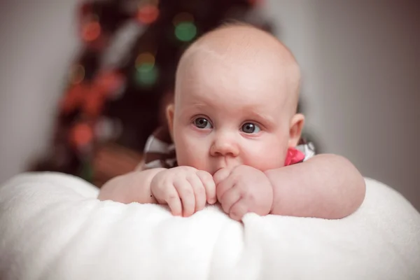 クリスマス ツリーの背景に小さな赤ちゃんの肖像画 — ストック写真