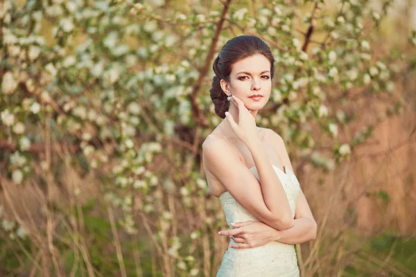 美しいブルネット花嫁の肖像画 — ストック写真