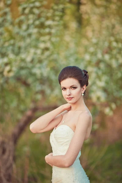 Portret van een mooie brunette bruid — Stockfoto