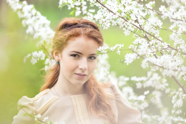 Frau im Frühling — Stockfoto