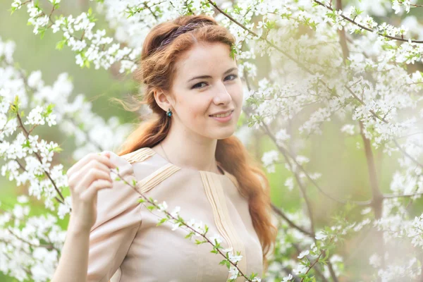 Frau im Frühling — Stockfoto