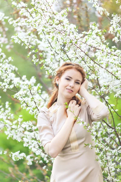 Frau im Frühling — Stockfoto