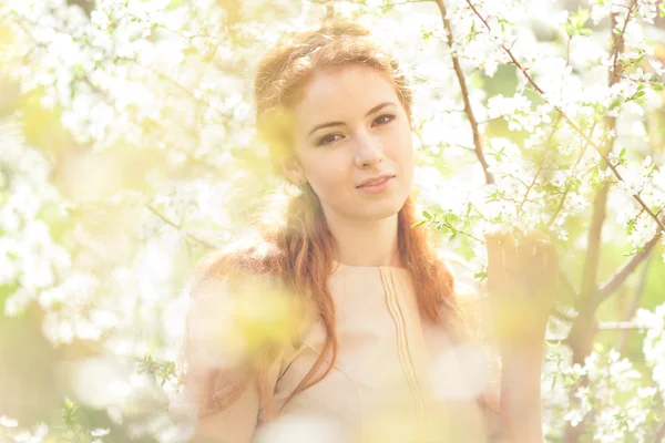 Frau im Frühling — Stockfoto