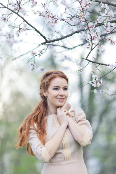 Frau im Frühling — Stockfoto