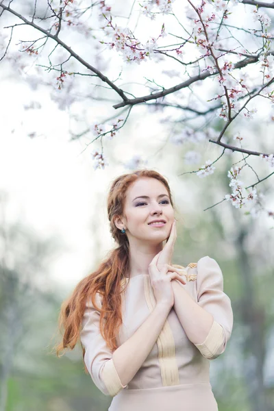 Frau im Frühling — Stockfoto