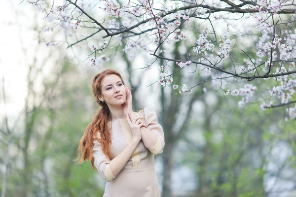 Donna in primavera — Foto Stock