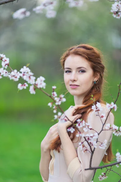 Vrouw in het voorjaar van — Stockfoto