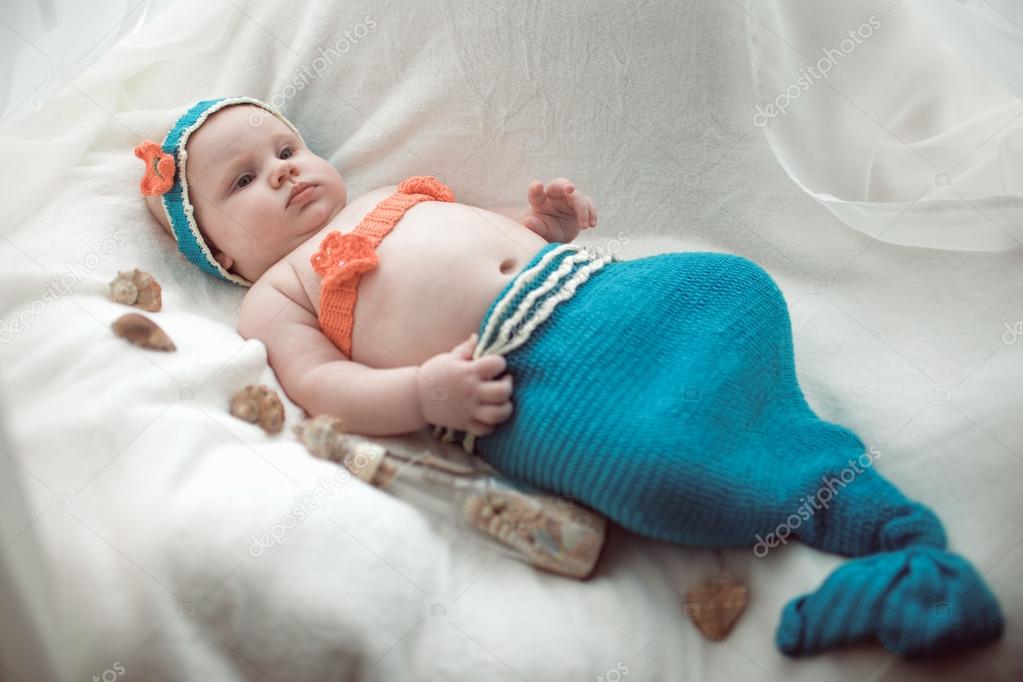 3 Mois Bebe Fille Portant Un Costume De Sirene Au Crochet Image Libre De Droit Par Saksoni C